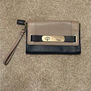 Coach clutch/wallet/wrislet